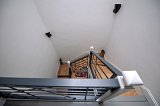 Rambarde de l'escalier. Marches en chêne conservées