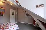 Chambre corail. Aménagement de placards sous combles. Parquet sapin peint en gris 