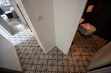 Sol du 1er étage en carreaux de ciments Carocim couvrent le palier, la SDB et les toilettes 