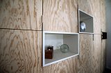 Meuble de rangement en multipli ciré. Niches peintes en blanc