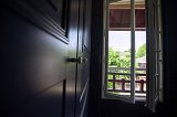 Chambre bleue, portes de placard réalisées sur mesure avec petit boutons en porcelaine 