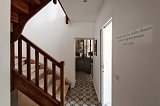 Palier du 1er étage. Accès à la salle de bain et au bureau. Vue sur la verrière du bureau