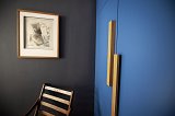 Chambre. Choix de couleurs coordonnées au papier peint de la tête de lit. Mauve, Violet et bleu nuit. Poignées de portes dessinées sur mesure et réalisées en chêne massif vernis mat