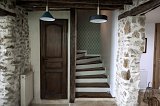 Entrée au RDC. Escalier marches bois avec contre-marches peintes en blanc. Papier peint Farrow and Ball Criveli Trellis
