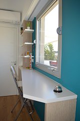 Tablette mange-debout avec découpe en biais pour ne pas encombrer le passage tout en offrant une surface utile confortable pour travailler ou déjeuner