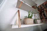 Etagères supports cuivre et tablettes MDF avec coupe d'onglet